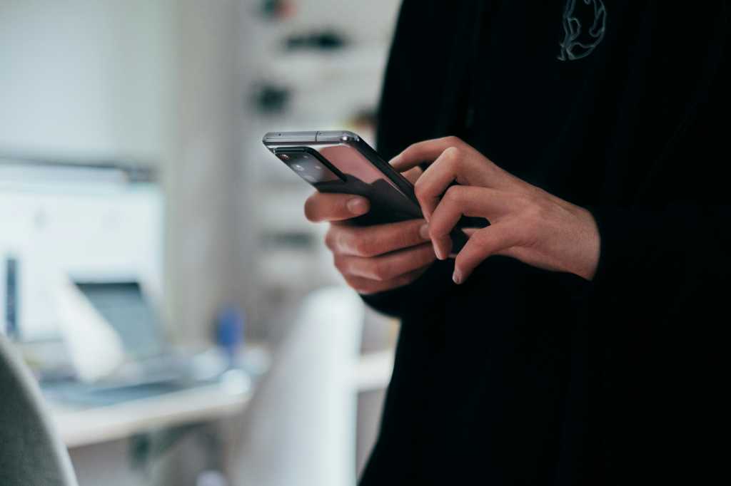 manos con un teléfono móvil